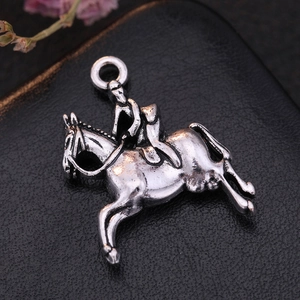 Vue détaillée du pendentif cavalier en argent vintage pour bijoux et accessoires