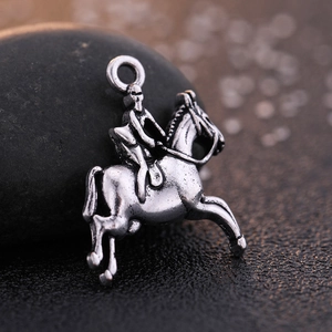 Détail macro d'un pendentif cheval vintage en alliage de zinc pour bijoux DIY