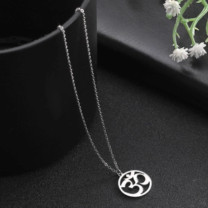 Collar con colgante circular calado símbolo Om de acero inoxidable plateado en textura