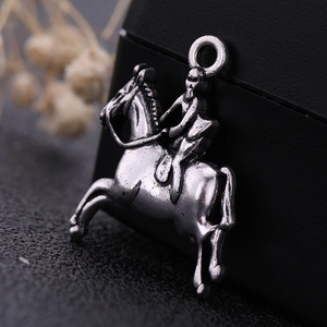 Vue macro d'un pendentif chevalier vintage en argent pour bijoux et porte-clés DIY