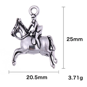 Vue détaillée du pendentif cavalier avec dimensions de 25 mm de haut et 20,5 mm