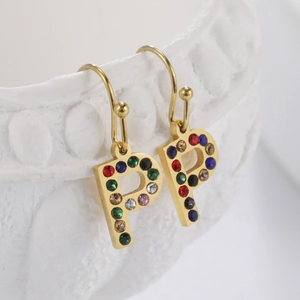 Vue détaillée d'une boucle d'oreille lettre P dorée avec strass colorés incrustés