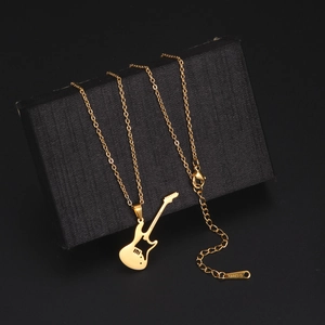 Collana con ciondolo a chitarra elettrica in acciaio inossidabile dorato su scatola nera