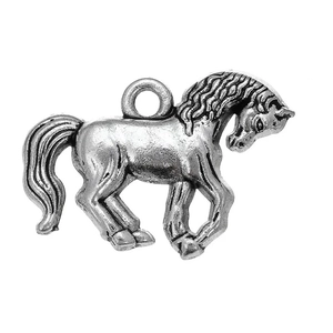 Vue détaillée du pendentif cheval en argent antique avec textures musculaires fines