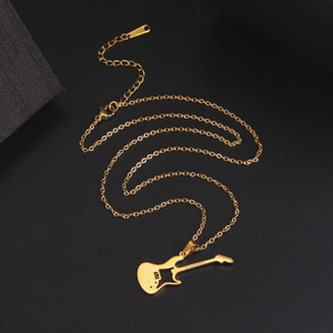 Dettaglio della collana con ciondolo chitarra dorata con chiusura a moschettone e S.STEEL