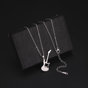 Collana con ciondolo a forma di chitarra elettrica in acciaio inox stile punk rock