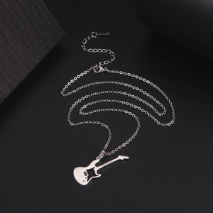 Dettaglio del ciondolo a forma di chitarra elettrica in acciaio inox con catena a maglie