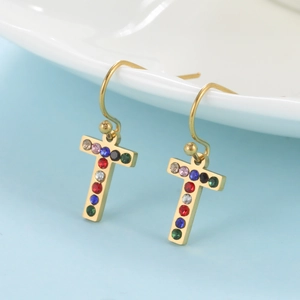 Gros plan de boucles d'oreilles dorées en T ornées de strass multicolores à crochet