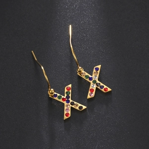 Vue détaillée des boucles d'oreilles lettre X dorées serties de strass multicolores