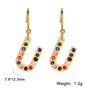 Boucles d'oreilles hip hop en forme de U dorées avec strass colorés, vue symétrique