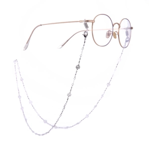 Chaîne de lunettes en métal argenté avec des breloques roses évidées sur disques
