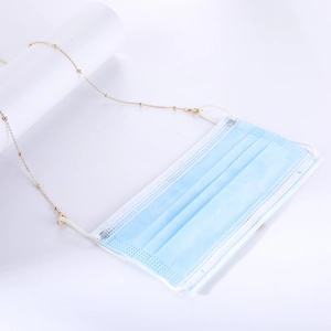 Detail van 18K vergulde kralenketting met karabijnsluitingen voor brillen of maskers