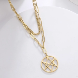 Détail du collier double en acier doré avec pendentif étoile et chaîne trombone élégante