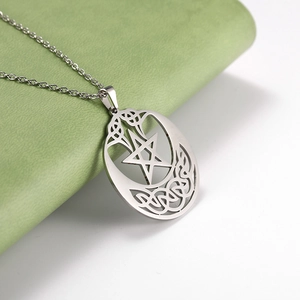 Halskette mit hohlem Pentagramm-Mond-Anhänger und keltischem Knoten-Muster