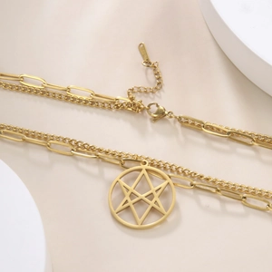 Collier double couche doré avec pendentif étoile sur supports géométriques chics