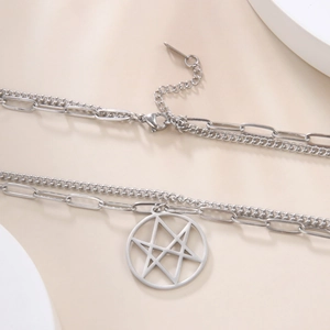 Détail d'un collier double rang en acier inoxydable avec pendentif étoile et fermoir