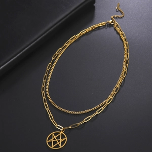 Vue macro détaillée d'un collier doré double épaisseur avec un pendentif étoile évidé