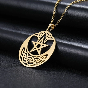 Goldene Halskette mit keltischem Knoten, Pentagramm und Halbmond auf schwarzem Grund