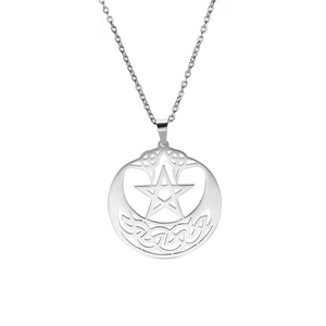 Silberne Halskette mit hohlem Keltenknoten und Pentagramm-Anhänger auf weißem Grund