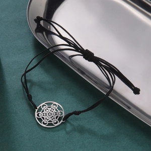 Bracelet en cordon noir avec pendentif cube de Métatron en acier inoxydable sur plateau