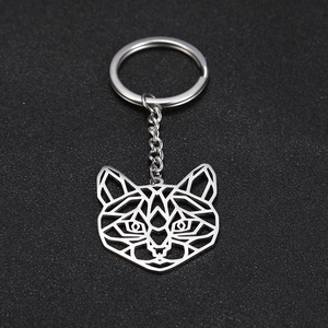 Dettaglio del portachiavi geometrico a forma di testa di gatto in acciaio inox lucido