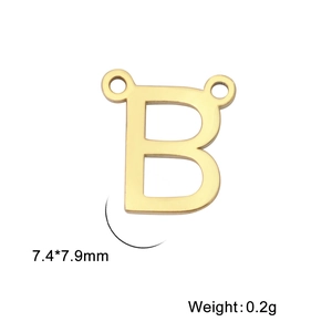 Vue macro du pendentif lettre B en acier inoxydable doré avec anneaux, 7,4x7,9 mm