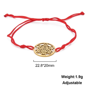 Minimalistisches rotes Kordelarmband mit goldenem Anhänger und verstellbarem Gleitknoten