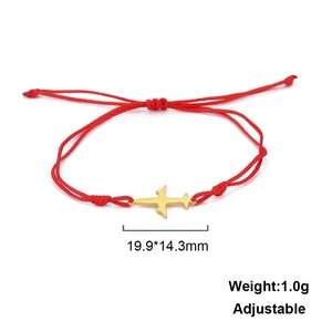 Verstellbares rotes Kordelarmband mit einem goldenen Flugzeuganhänger aus Edelstahl