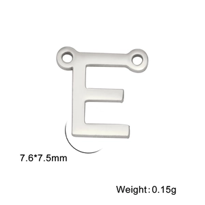 Vue détaillée du pendentif lettre E en acier inoxydable avec doubles trous et tailles