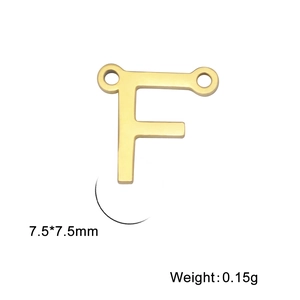 Détail de la taille du pendentif lettre F en acier doré de 7,5 mm à double trou