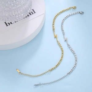 Bracciale minimalista con ciondolo a fulmine in oro e argento con catena Figaro