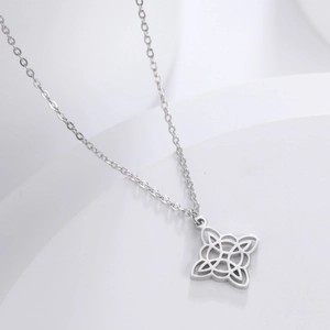 Collier avec pendentif nœud celtique argenté en acier inoxydable au design vintage