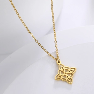 Détail d'un pendentif nœud celtique plaqué or sur un collier à chaîne classique