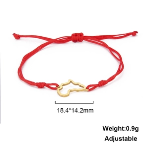 Verstellbares rotes Kordelarmband mit einem goldenen Afrika-Kartenanhänger aus Edelstahl