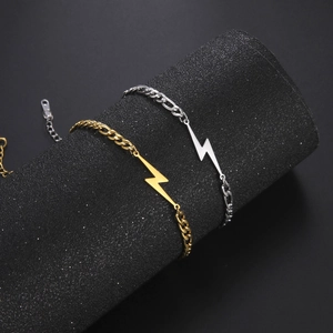 Elegante bracciale con ciondolo a fulmine in finitura oro e argento su catena