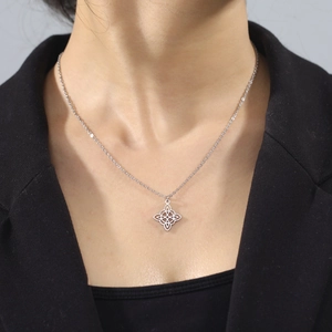 Collier en acier titane avec pendentif nœud celtique géométrique sur un mannequin