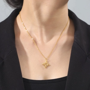 Collier vintage en acier inoxydable doré avec pendentif noeud celtique