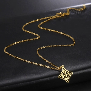 Détail du collier noeud de sorcière en acier inoxydable doré sur cuir noir