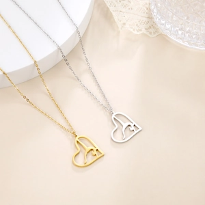 Collier cœur ajouré avec silhouette de gymnaste en acier inoxydable doré et argenté