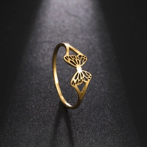 Elegante anillo de acero inoxidable dorado con un diseño minimalista de mariposa hueca