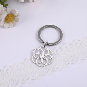 Dettaglio portachiavi in acciaio inossidabile argento con ciondolo a fiore geometrico