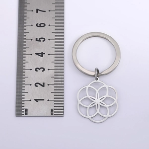 Portachiavi in acciaio inox con mandala geometrico e scala di misura per dimensioni