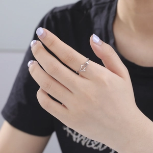 Primer plano detallado de un anillo de tiburón hueco minimalista en acero inoxidable plata