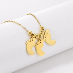 Collana in acciaio inossidabile 18K oro con tre ciondoli a piedino di bimbo e perle in metallo