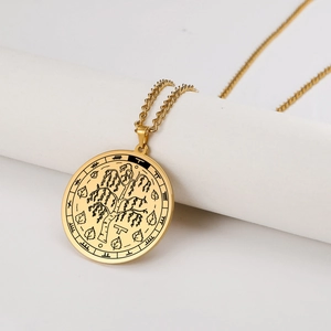 Detailopname van de gouden roestvrijstalen ketting met gegraveerde Ogham-boomhanger