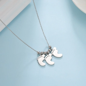 Collana in acciaio inossidabile con tre ciondoli a forma di piedini e cuori