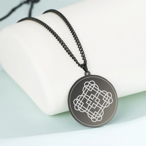 Collana minimalista in acciaio inossidabile nero con ciondolo geometrico su supporto