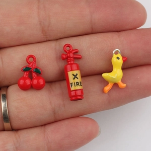 DIY bedeltjes set met rode kers, brandblusser en gele eend voor sieraden maken