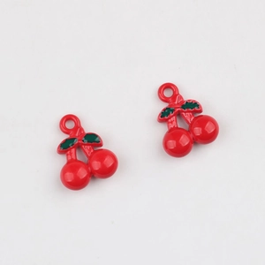 Detail van rode kersenhangers met groene bladeren voor het maken van DIY-sieraden