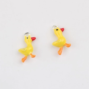Paar gele emaille eendenhangers met metalen ringen voor het maken van DIY-sieraden